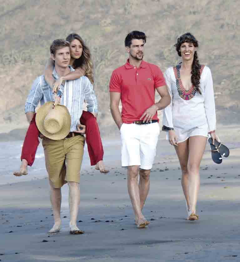 Grupo de 4 amigos, dos hombres y dos mujeres caminando por una playa privada del Hotel Las Alamandas